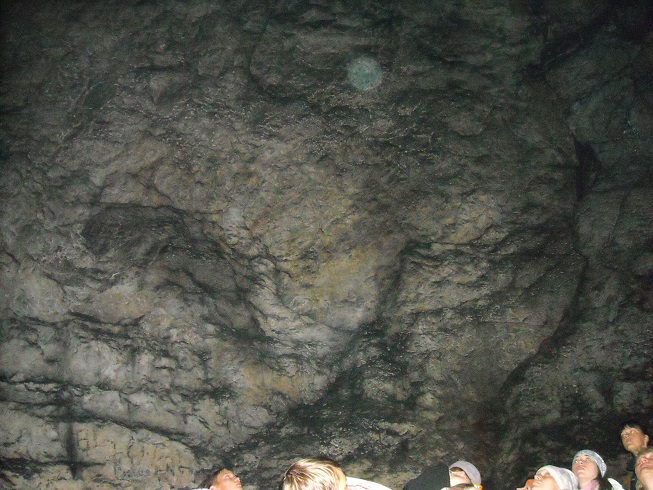 большой зал пещеры и шарик
